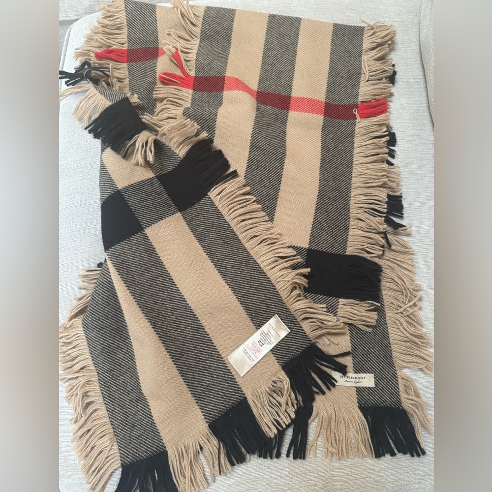 100% Auth. Burberry Wool Scarf